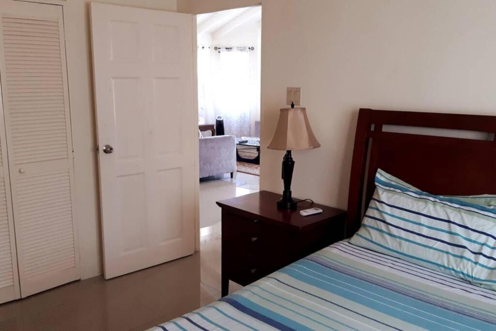 Bing'S Home Away From Home Ocho Rios Exteriör bild