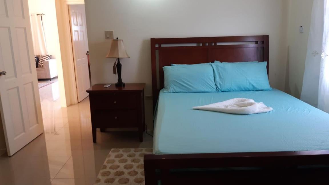 Bing'S Home Away From Home Ocho Rios Exteriör bild
