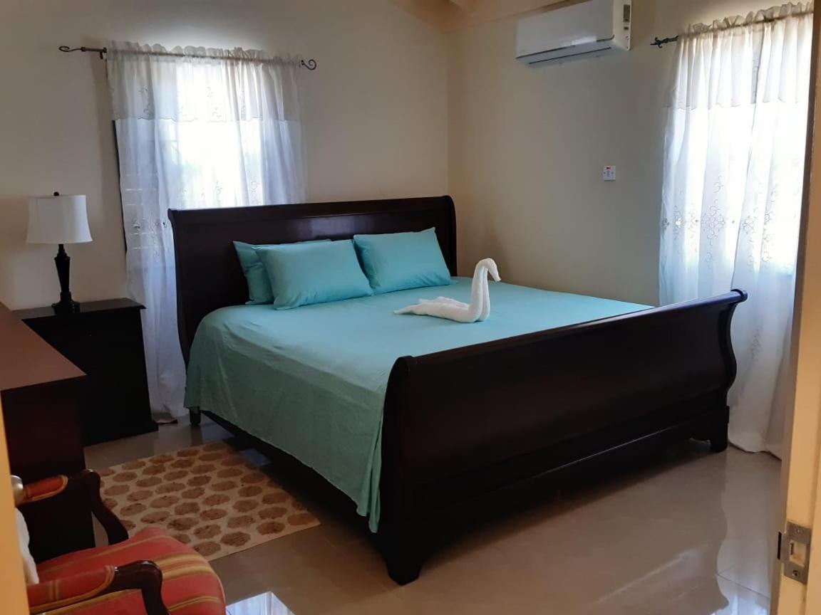 Bing'S Home Away From Home Ocho Rios Exteriör bild